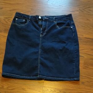 Jacklyn Smith Stretch Denim Skirt.